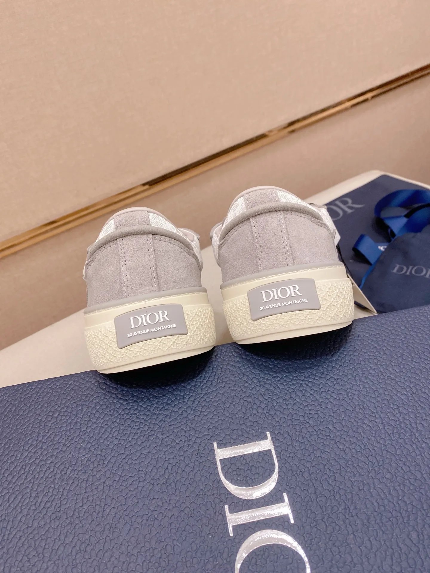 Factory price: 300 Men's shoes 💰[Dior·Dior] Top 🔍Couple style 💏🔍New casual sports style couple shoes, new four-season design, perfect workmanship, lace-up lazy style to create cabinet quality, upper: imported first-layer cowhide, sheepskin lining is soft and comfortable, ultra-light TPU wear-resistant outsole, simple, versatile fashion men's shoes, excellent color code number 35--44